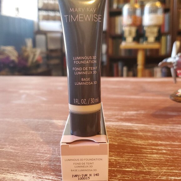 Ivory N 140 (Neutral)  Luminous 3D Foundation  Normal to Dry Skin  TimeWise® - Picture 1 of 4